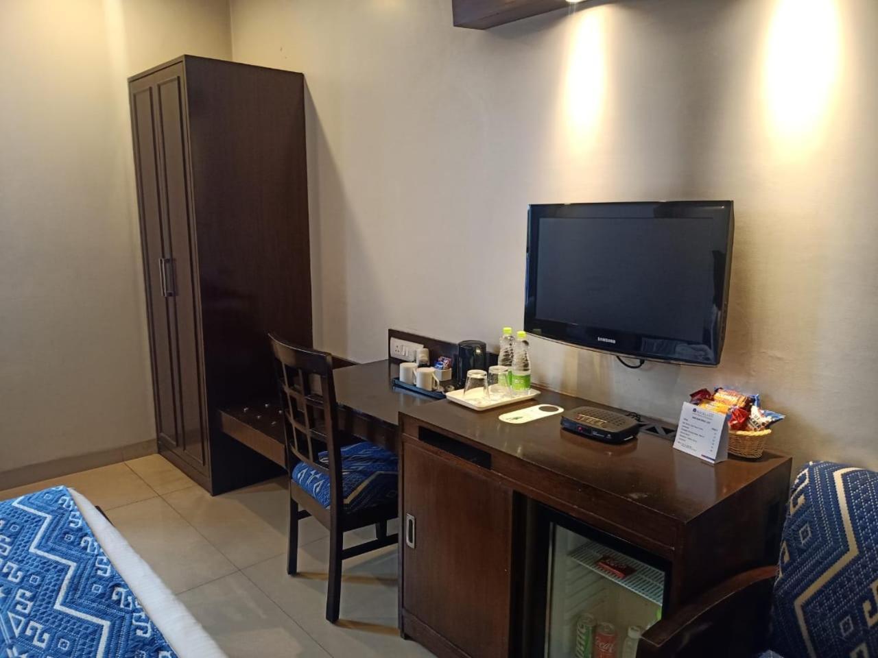 Rockland Hotel, C.R Park New Delhi Exterior photo
