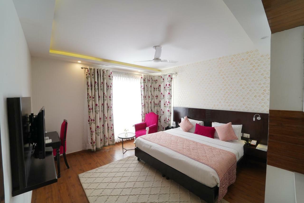 Rockland Hotel, C.R Park New Delhi Exterior photo